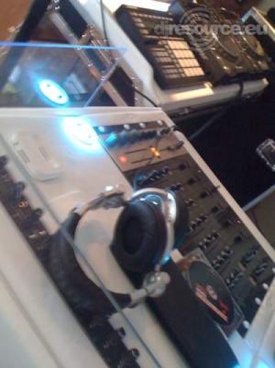 Our MEMBERS can Enlarge : DJ booth outside